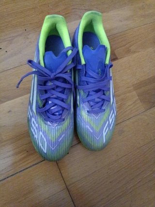 Botas de fútbol Puma y Adidas con tacos