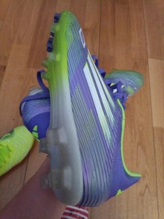 Botas de fútbol Puma y Adidas con tacos