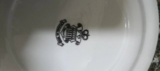 Plato de loza antiguo con diseño verde