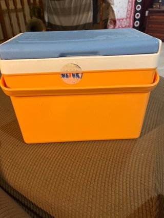 Mini nevera portátil naranja y azul