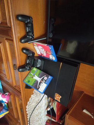 PS4 Negra con 2 Mandos, Base de carga y juegos :)