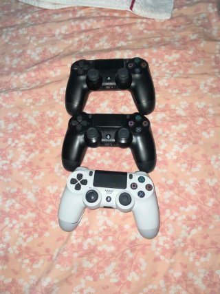 PS4 Slim 500GB Negra + 3 Mandos y Base. Negociable