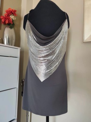 Vestido gris con detalles plateados