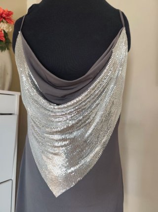 Vestido gris con detalles plateados