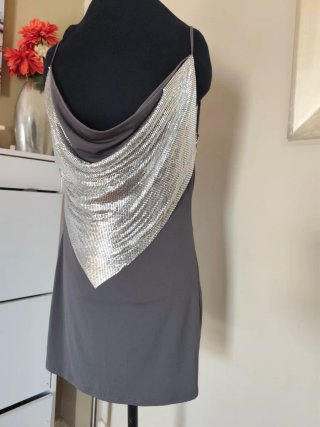 Vestido gris con detalles plateados