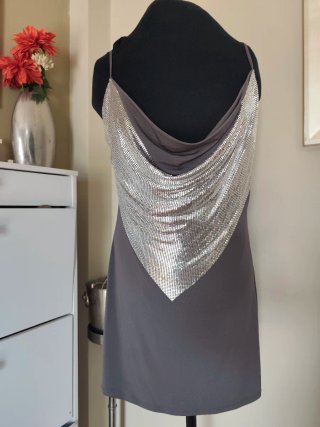 Vestido gris con detalles plateados