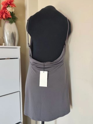 Vestido gris con detalles plateados