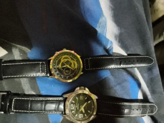 Relojes de pulsera negros y marrones