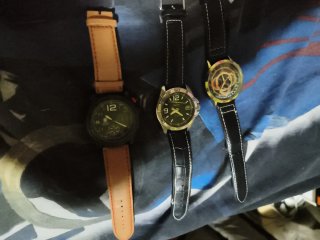 Relojes de pulsera negros y marrones