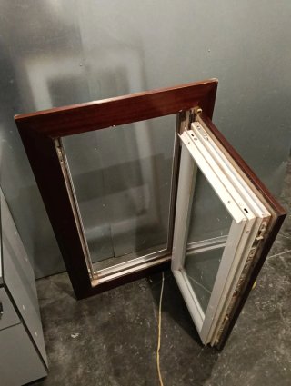 Ventana de madera con cristal