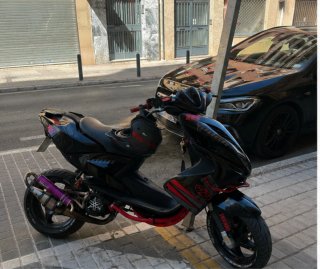 Yamaha Aerox Negra y Roja