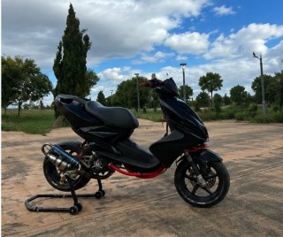 Yamaha Aerox Negra y Roja