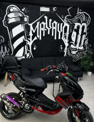 Yamaha Aerox Negra y Roja