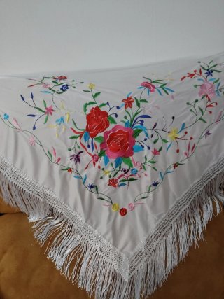 Mantón bordado flores blanco