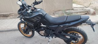 Voge 800 Rally Negra y Dorada
