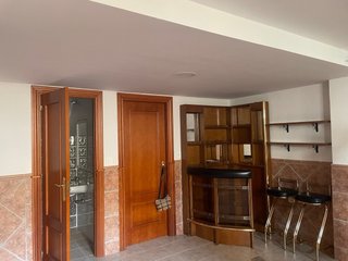 Mueble bar esquinero con 2 taburetes PRECIO NEG