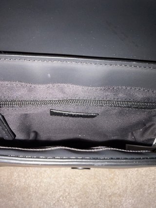 Bolso bandolera negro con monedero
