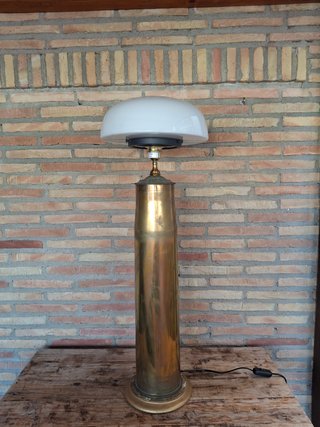 Lámpara de mesa dorada y blanca