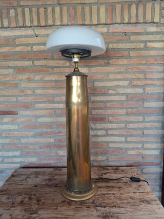 Lámpara de mesa dorada y blanca