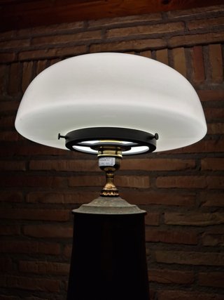 Lámpara de mesa dorada y blanca