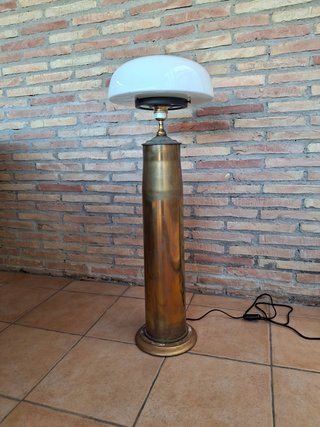Lámpara de mesa dorada y blanca