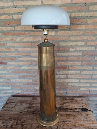 Lámpara de mesa dorada y blanca