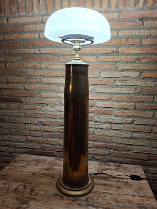 Lámpara de mesa dorada y blanca