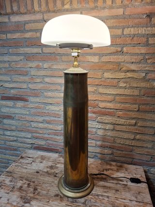 Lámpara de mesa dorada y blanca