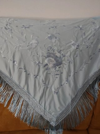 Mantón  celeste bordado floral