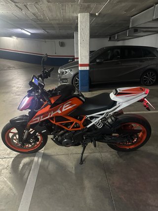 KTM 390 Duke Negra y Naranja