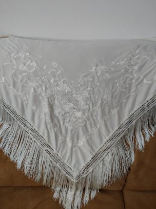 Mantón bordado beige con flecos