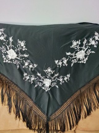 Mantón negro bordado blanco