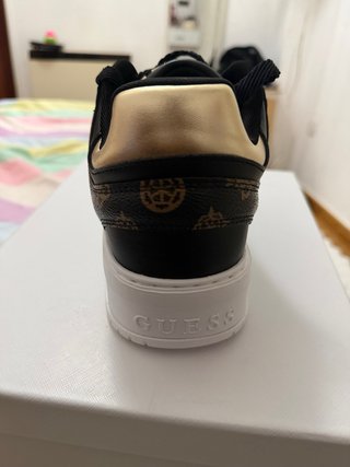 Zapatillas Guess Negras y Doradas Originales