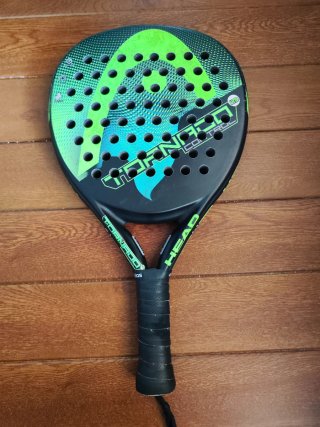 Zapatillas deportivas y palas