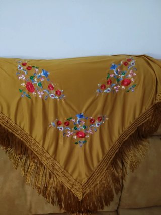 Mantón bordado color mostaza  y multicolor