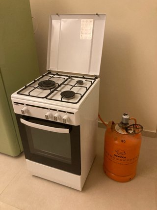 Cocina de gas con bombona y manguera