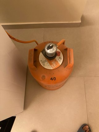 Cocina de gas con bombona y manguera
