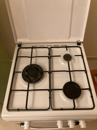Cocina de gas con bombona y manguera