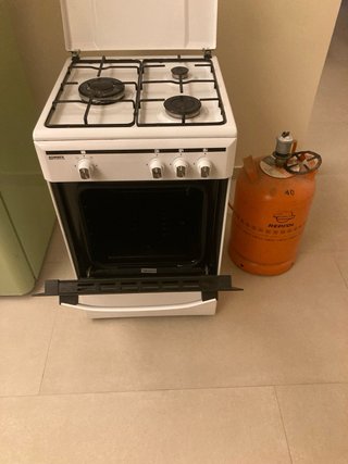 Cocina de gas con bombona y manguera