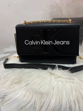 Bolso  Negro con cadena