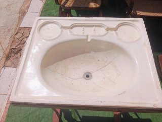 Lavabo antiguo de cerámica y madera