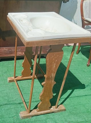 Lavabo antiguo de cerámica y madera
