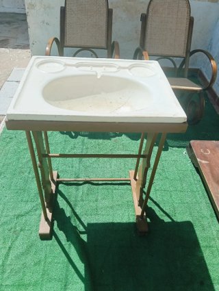 Lavabo antiguo de cerámica y madera