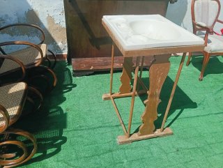Lavabo antiguo de cerámica y madera