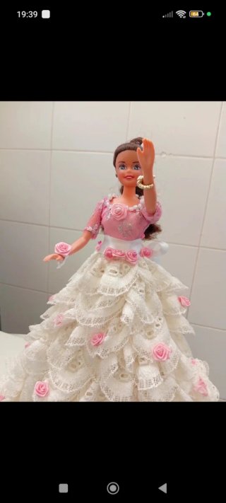 Muñeca Barbie con vestido de encaje echo a mano