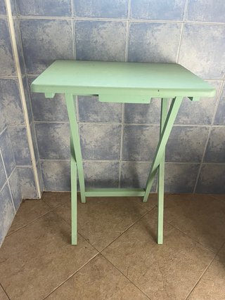 Mesita auxiliar de madera verde