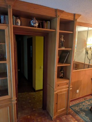 Mueble de salón de madera maciza y cristal