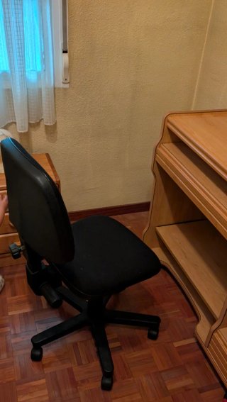 Escritorio de madera claro