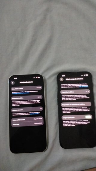 iPhone 14 y 17 en negro y azul marino