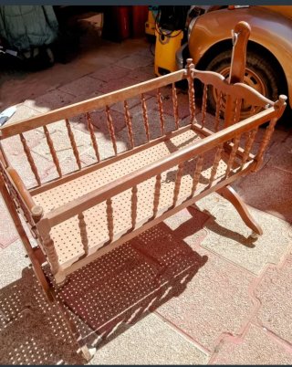 Cuna balancín de madera vintage